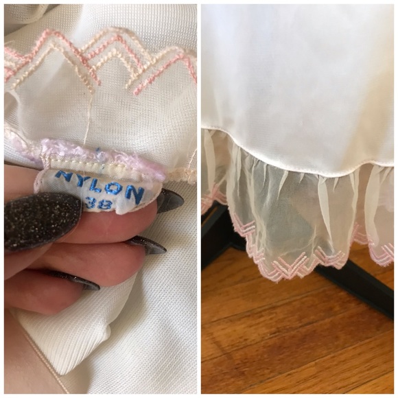 50s white slip with embroid pink flowers on cups - Picture 4 of 4